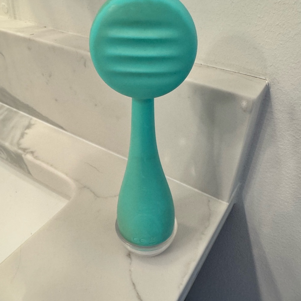 Teal Facial Cleansing Brush